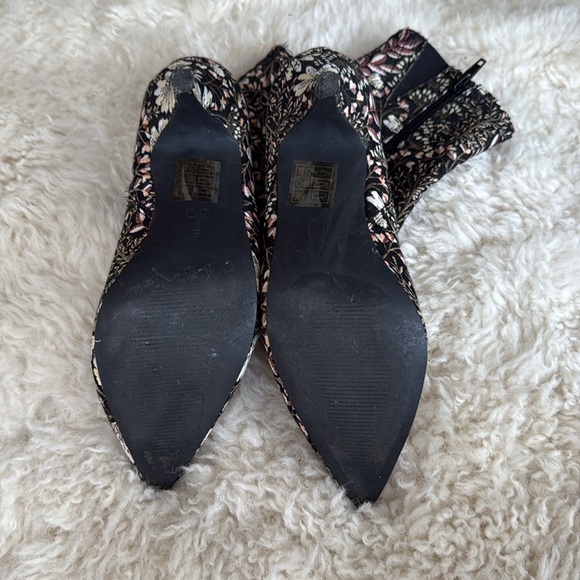 Floral Tapestry Embroidered Pointed Ankle Boots - Picture 6 of 6
